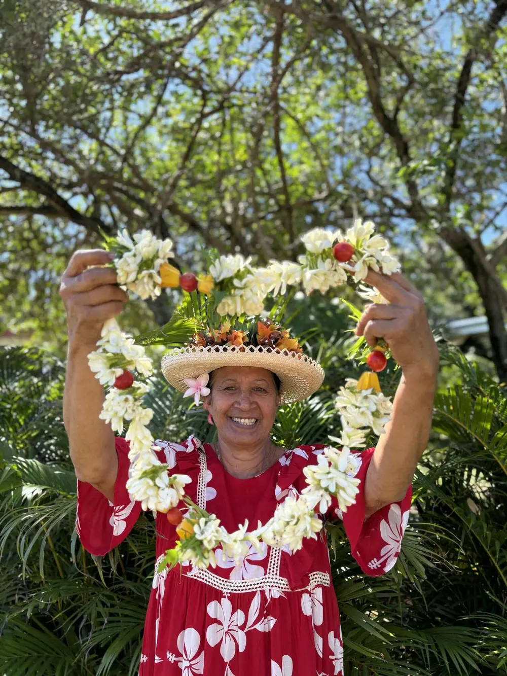 Artisane de Rimatara présentant une couronne de fleurs