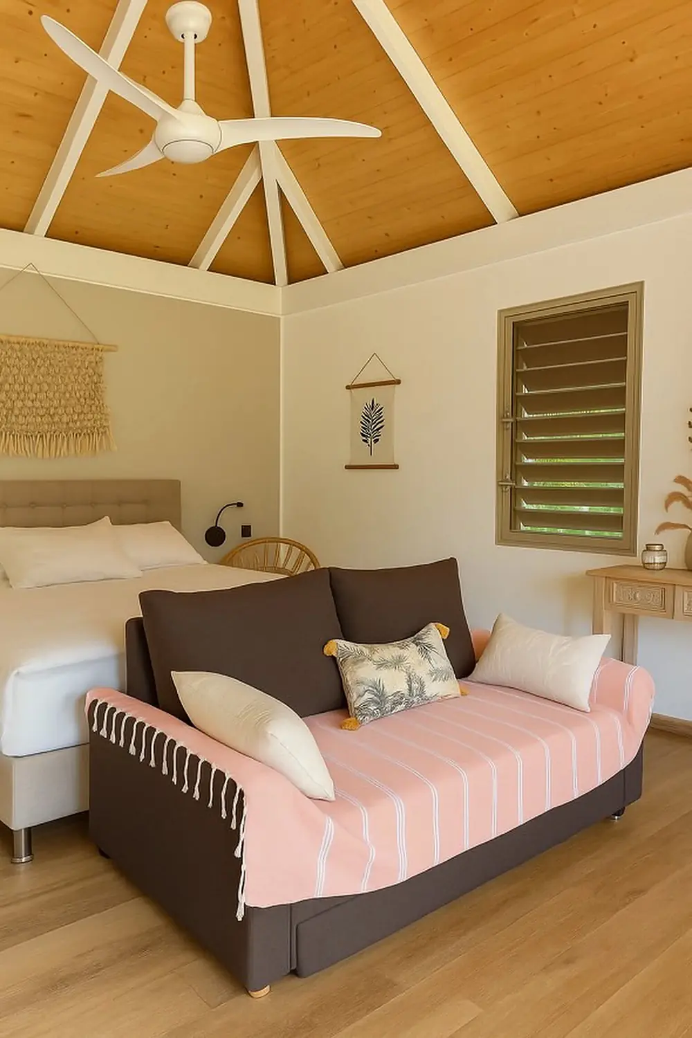 Chambre du bungalow Manini 1, lit double et canapé-lit
