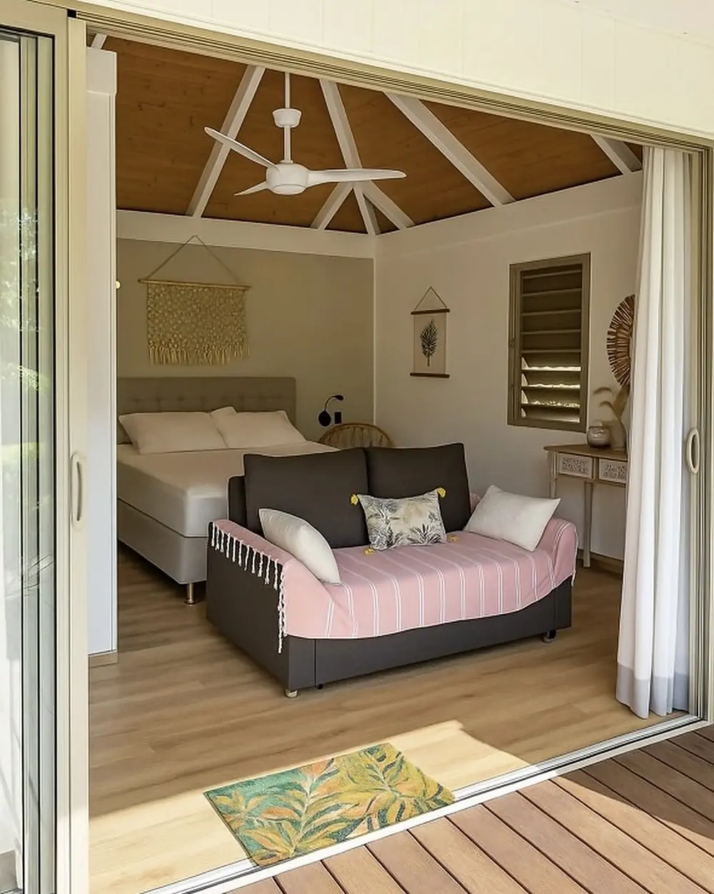 Chambre ouverte sur la terrasse par de grandes baies coulissantes