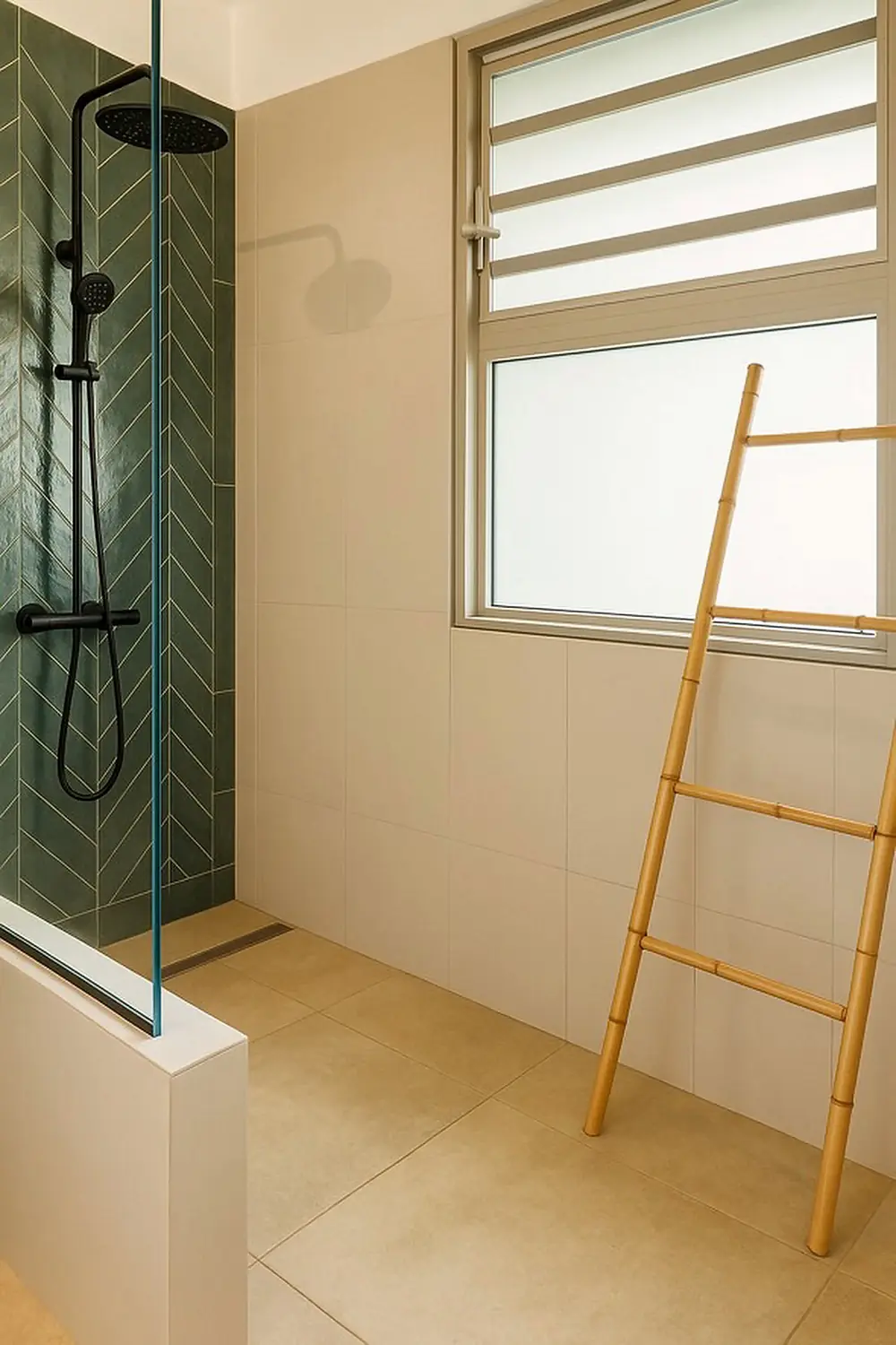 Douche à l'italienne carrelée de vert