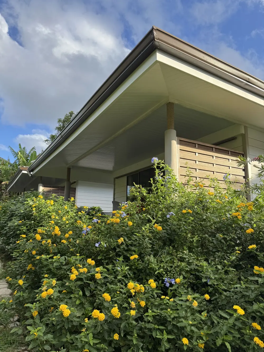 La façade derrière les massifs fleuris