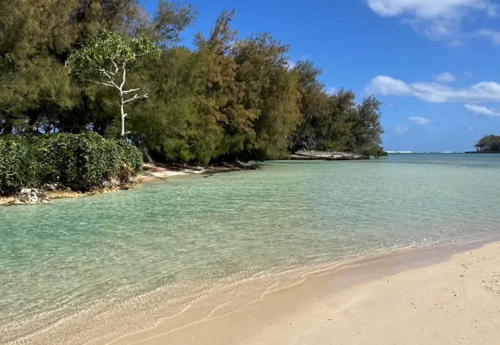 Plage de sable blanc et lagon turquoise à Rimatara