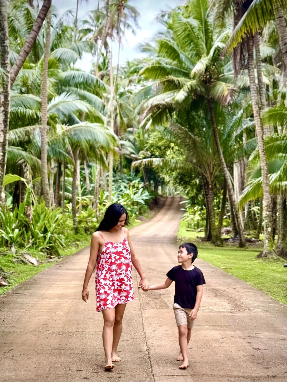 Route bordée de cocotiers à Rimatara